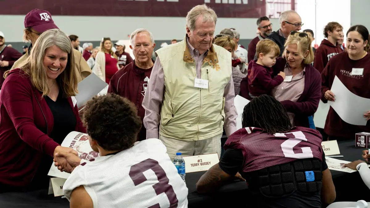 players signing autographs